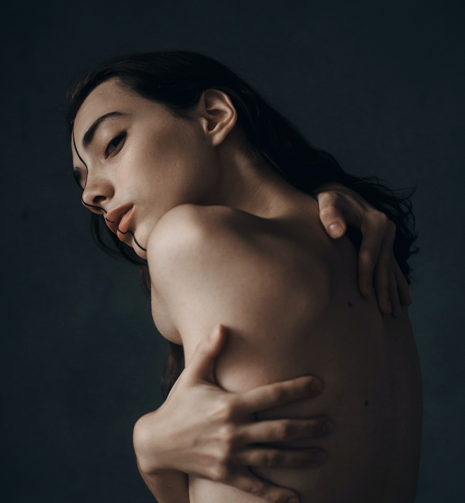 Как увеличить грудь без операции?